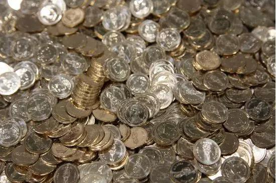 新版2泰铢硬币在沈阳造币有限公司的车间生产。魏晞 摄