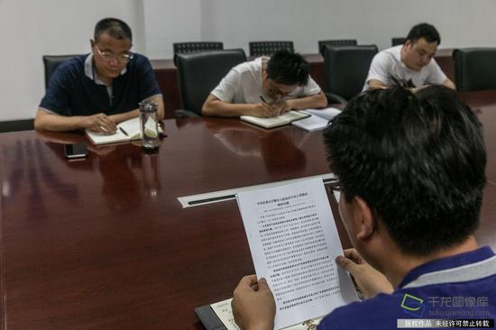 5月16日，王澜在会上与大家分享近期中共中央下发的各类文件（图片来源：tuku.qianlong.com）。千龙网记者 宋鹏飞摄