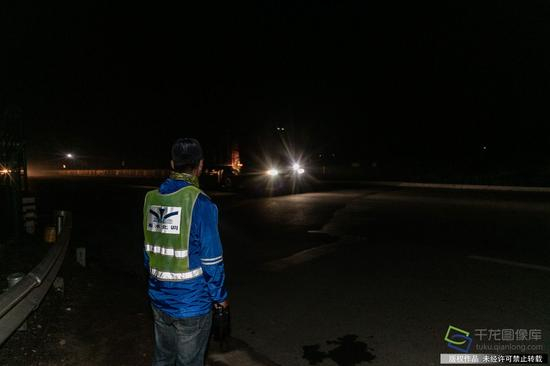 夜间公路隐患较多，每天晚上九点到早上九点，刘师傅准时来到横跨渠道的公路桥，定点巡查，如遇到车辆出现任何问题，都会第一时间报告管理处组织应急响应措施（5月16日摄 图片来源：tuku.qianlong.com）。千龙网记者 宋鹏飞摄