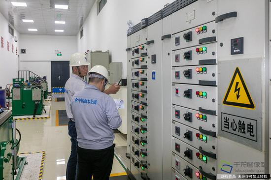 5月16日，邵心杰与同事检查闸站夜间运行情况（图片来源：tuku.qianlong.com）。千龙网记者 宋鹏飞摄