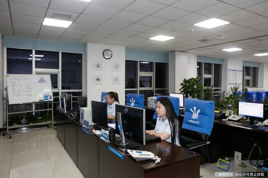 图为冯清翠正在进行中控室夜间值班（5月16日摄 图片来源：tuku.qianlong.com）。千龙网记者 宋鹏飞摄