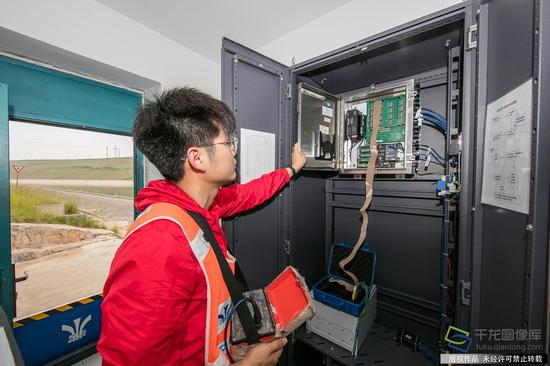 5月16日，王哲恒开展内观监测，采集渠道内部监测数据（图片来源：tuku.qianlong.com）。千龙网记者 宋鹏飞摄