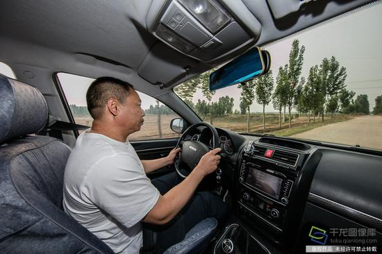 5月16日，老刘驾车前往横跨渠道的公路桥，准备巡查（图片来源：tuku.qianlong.com）。千龙网记者 宋鹏飞摄