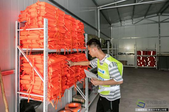 5月16日，李巍在检查防汛物资仓库（图片来源：tuku.qianlong.com）。千龙网记者 宋鹏飞摄