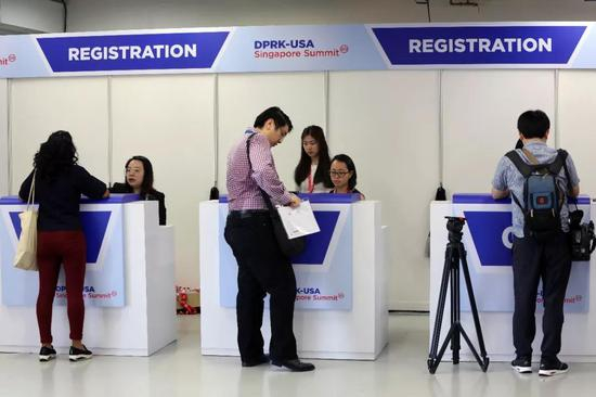 这是记者10日在国际媒体中心开放日当天领取采访证件。新华社记者李鹏摄