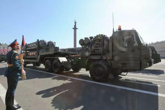 2018年5月9日，S-400“凯旋”在圣彼得堡冬宫前的广场接受检阅