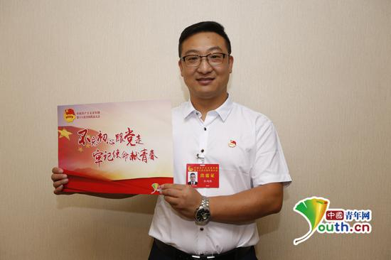 团十八大代表水鸿雁点赞“不忘初心跟党走 牢记使命献青春”。中国青年网记者 宋继祥 摄