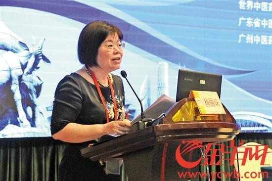 林丽珠教授在作报告