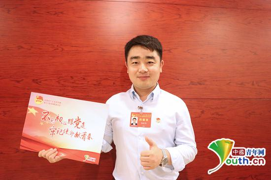团十八大代表杨建伟点赞“不忘初心跟党走 牢记使命献青春”。中国青年网记者 张群 摄