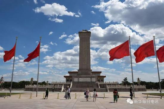 天安门广场上，人民英雄纪念碑两侧红旗招展（2015年6月11日摄）。新华每日电讯记者罗晓光 摄