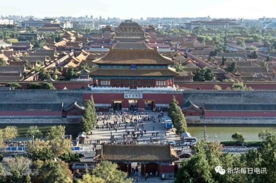 从景山上俯瞰故宫博物馆（2015年10月8日摄）。新华每日电讯记者罗晓光 摄