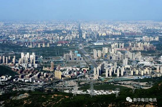 从京西定都峰上远眺长安街及北京城（5月30日摄）。新华每日电讯记者 罗晓光 摄