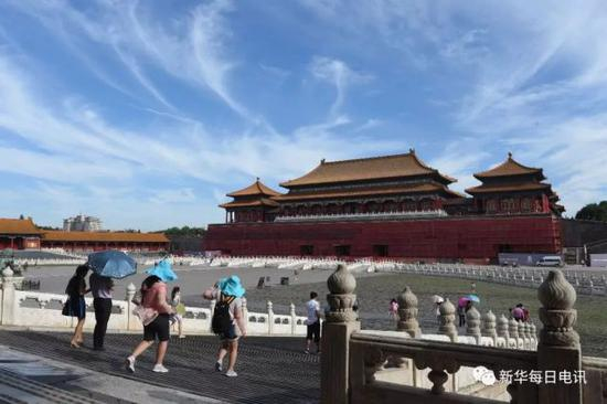 游客在故宫博物院游览（2015年8月4日摄）。新华每日电讯记者罗晓光 摄