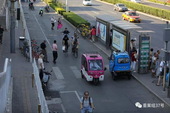 ▲6月28日，天坛东门辅路上，逆行的电动车。 新京报记者 王飞 摄