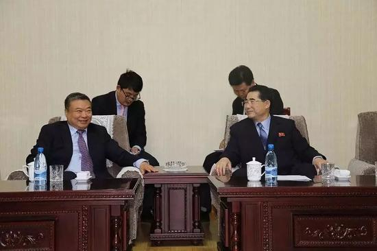 △李进军（左）与金能五会谈