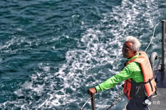 △ 一位泰国救援人员已是白发苍苍的老人。