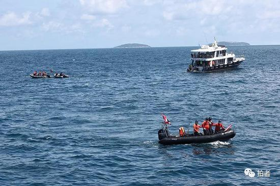 △ 事发地点，三艘救援船只在配合救援。