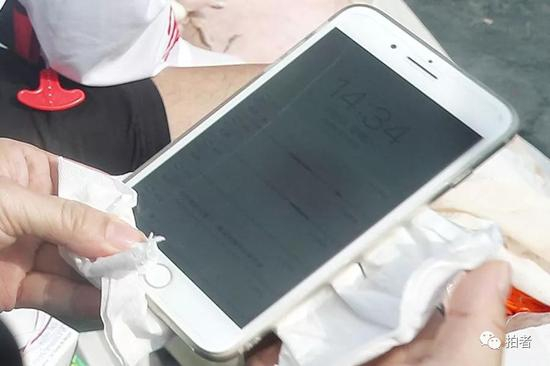 　　△ 当地时间14时许，一具成年女性遇难者遗体被打捞皮筏艇转移到运输遗体的军舰上。这名遇难者脖子上用细绳挂了一个手机，手机装在橙色防水袋里。