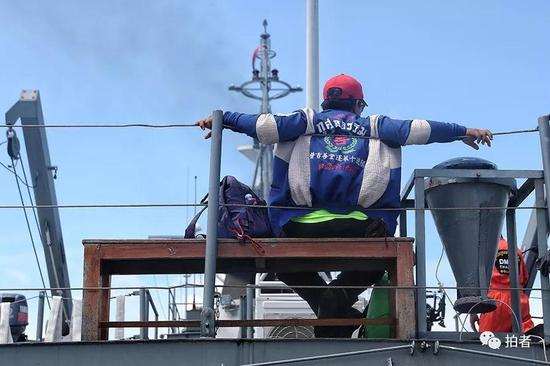 △ 泰国的救援人员在甲板待命，这一次，泰国各界救援力量都前来帮忙。