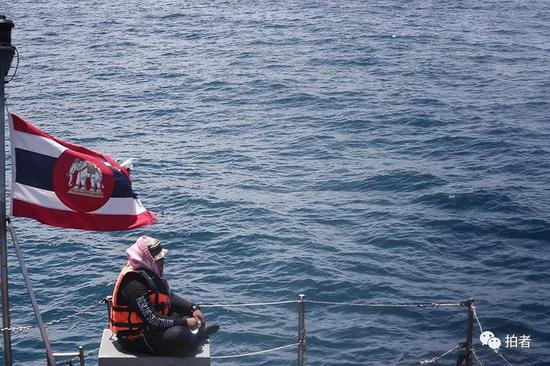 △ 一位泰国的搜救人员落寞地坐在甲板上，望向事故现场。