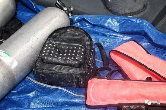△&nbsp;被打捞上来的背包。