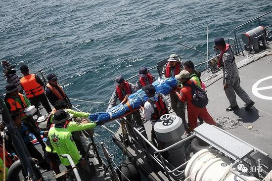 △&nbsp;军舰上的一部分遇难者遗体由其他船只运往码头。