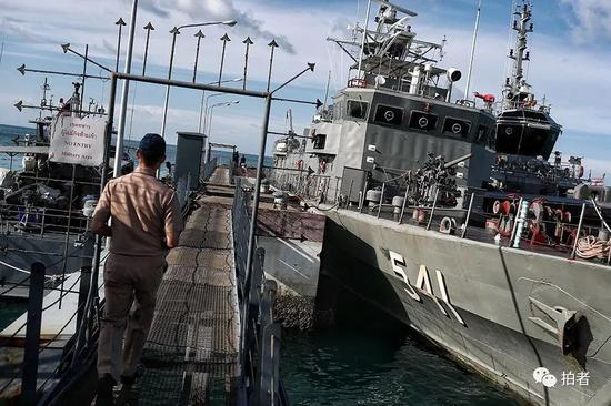 △ 一位泰国军官走向军舰。