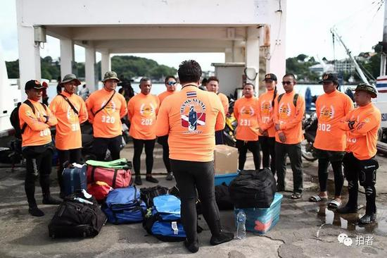 △ 出海前，泰国的救援人员在做动员。