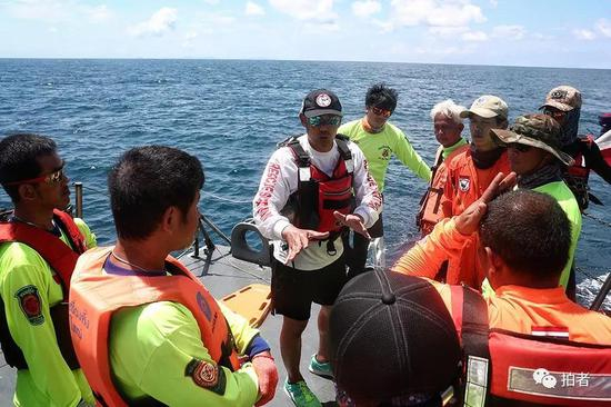 △&nbsp;军舰抵达事发海域后，救援人员开始布置任务。