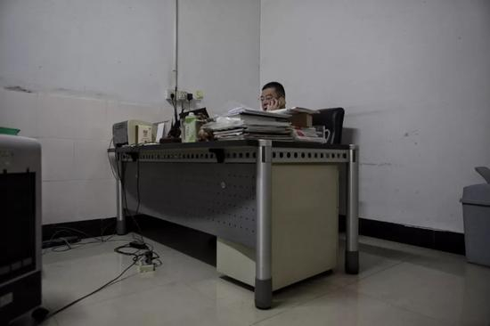 陆勇在办公桌上接媒体记者采访电话。新京报记者王嘉宁&nbsp;摄