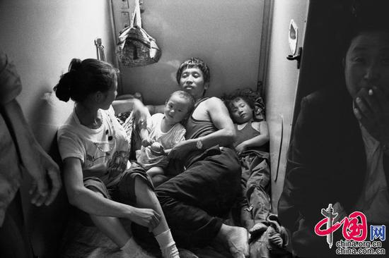 1991年，上海——重庆。挤在过道一个狭小空间里的一家四口。王福春摄影