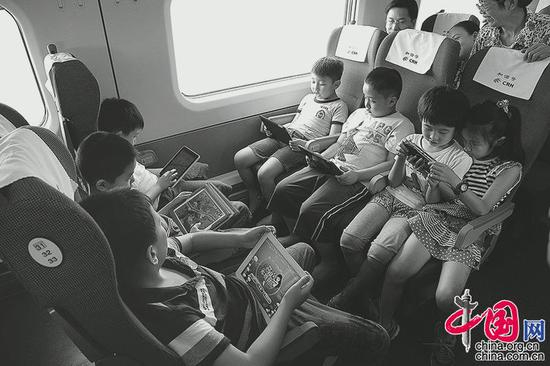  2012年 ，宜昌——汉口。孩子们人手一个iPad，场面极其壮观。王福春摄影