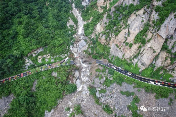 ▲航拍密云琉辛路，受山体塌方影响被冲毁的路段。图/新京报记者彭子洋 摄