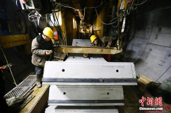资料图：地铁建设施工。中新社记者 富田 摄