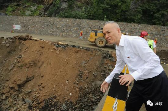 察看路基塌方险情