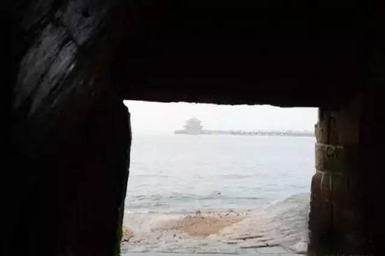 青岛安徽路地下排水管道的入海口，这段排水管道是仍在正常使用的德国地下管网。（摄影：张旭东）