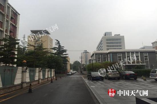 6时左右，海淀国家图书馆附近天空阴沉，地面潮湿。