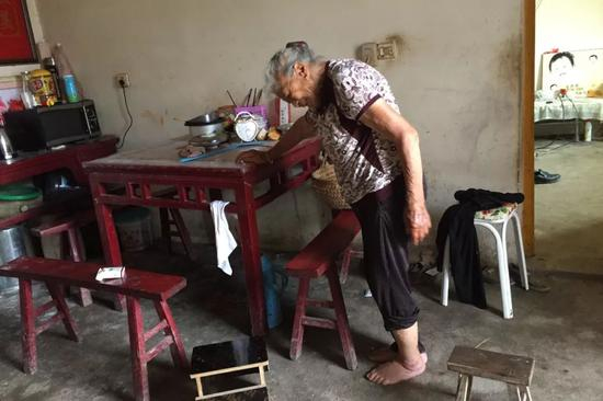 村里的邻居周婆婆今年84岁，丈夫早逝，儿女在外打工，一人在家独居。新京报记者陶若谷&nbsp;摄