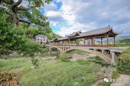 ▲木质廊桥建成两年，为解决村民纳凉躲雨需求。桐庐县委宣传部供图