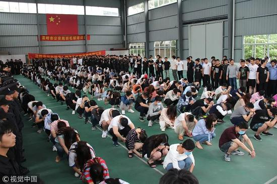 浙江省温岭市警方摧毁一个“网络套路贷”团伙，刑拘犯罪嫌疑人213名。图/视觉中国