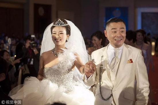 周立波与现任妻子胡洁。