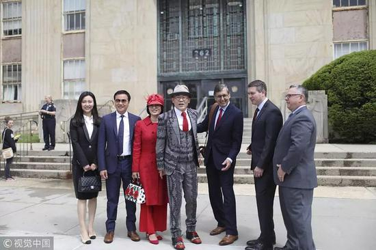 周立波胜诉后在法庭外和律师合影。