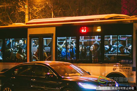 夜间公交资料图（图片来源：tuku.qianlong.com）。崔扬摄 千龙网发