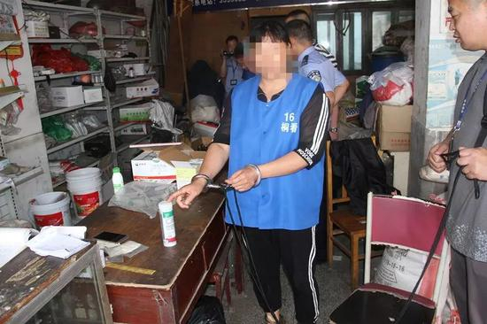  旷某现场指认。桐乡市公安局供图