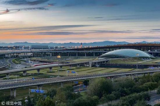 首都机场3号航站楼停车楼机场快轨。