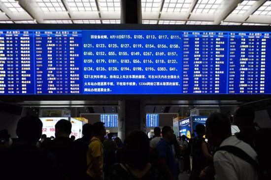 北京南站多班高铁延误或取消，站内大量旅客滞留。新京报记者 刘晶 摄