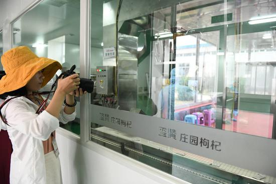 参观生产车间。