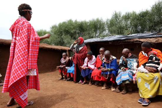2018年6月4日，在肯尼亚南部边境恩度埃特村，妮丝向马赛族村民宣讲女性割礼的危害。新华社记者王腾摄