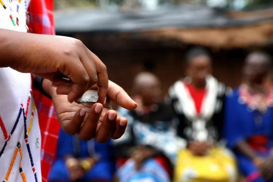 2018年6月4日，在肯尼亚南部边境恩度埃特村，妮丝在展示马赛族用于割礼的刀片。新华社记者王腾摄