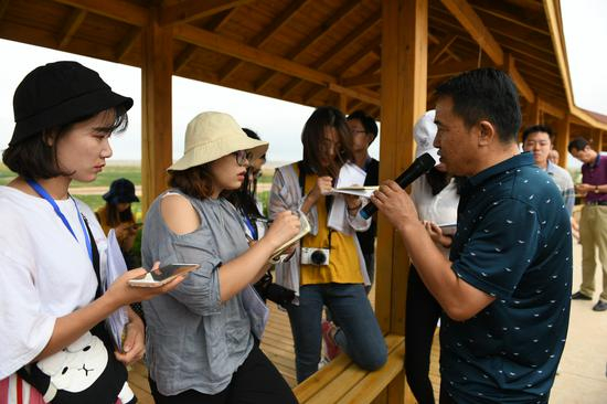 中宁县枸杞产业发展服务局副局长严立宁介绍情况。